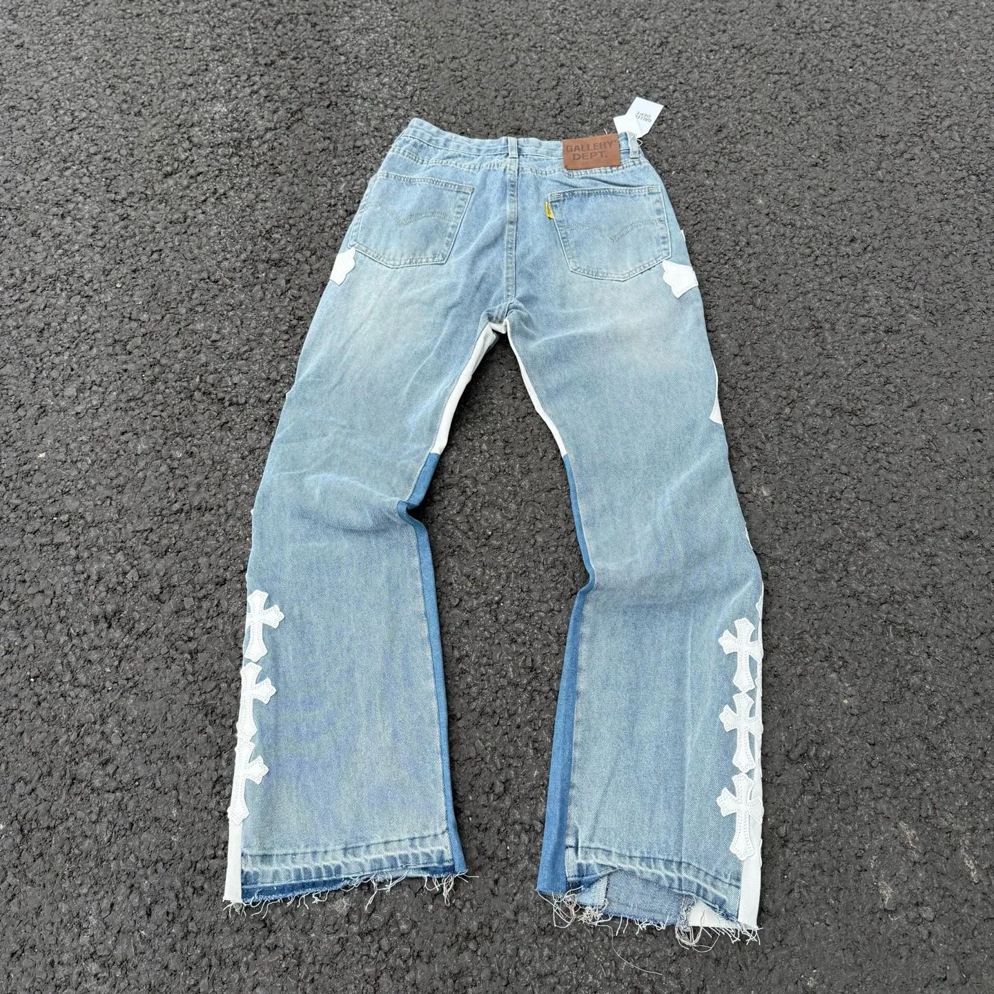 #8146 P290💰 Independent GALLERY DEPT. Vintage multi-leather spliced cross loose washed flared jeans - truly restore the ultimate texture of Vintage - original hardware accessories washed and other elevators, QR code analysis are all purchased from the original factory, high degree of restoration, you are welcome to compare with a certain product~ - Three-dimensional version Loose and comfortable, not picky about the body shape, taller and slimmer, factory Seiko, original factory quality control, same style for men and women, can be matched with couples, versatile recommendation, must-have jeans for all seasons -Size: 28 30 32 34 36